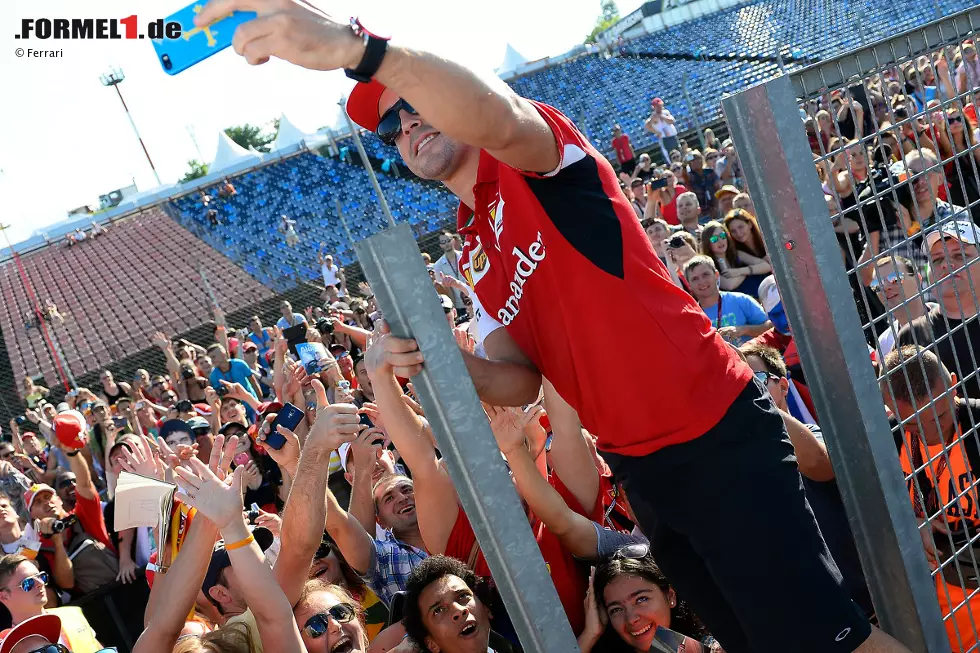 Foto zur News: Fans hat Fernando Alonso auch, und der moderne Formel-1-Fahrer knipst natürlich gleich einen Selfie für Twitter.