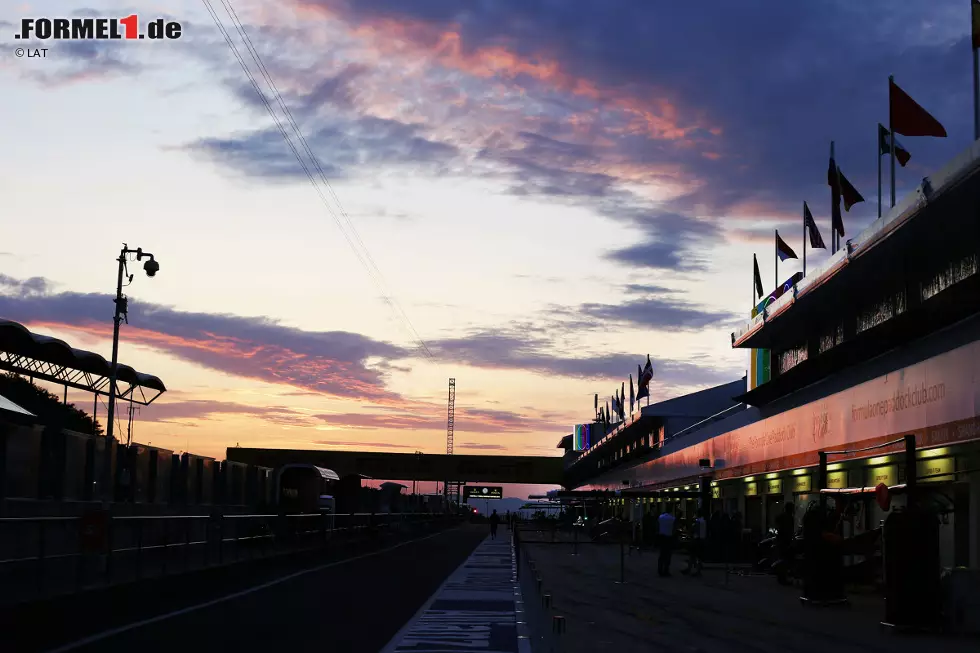 Foto zur News: Abendstimmung in der Boxengasse am Hungaroring. Noch kann niemand ahnen, welcher Wolkenbruch am Sonntag zu Mittag über Budapest hereinbrechen wird.