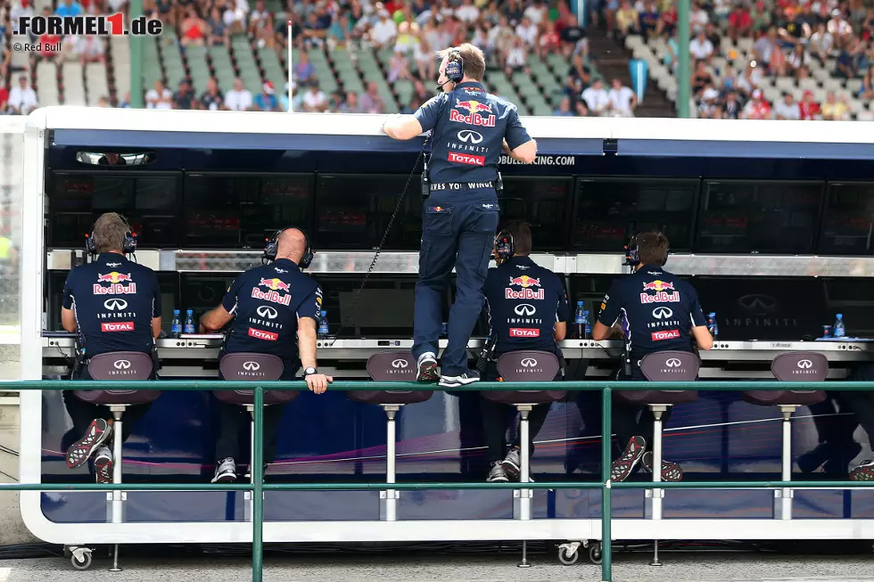 Foto zur News: Christian Horner stellt sich auf die Hinterbeine, um seine Jungs racen zu sehen.