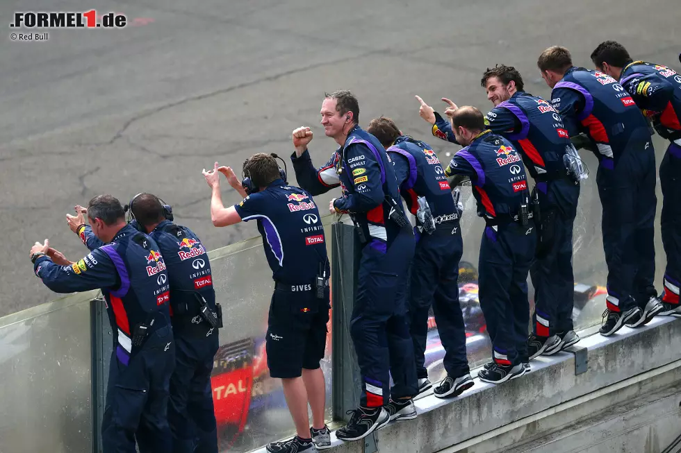 Foto zur News: Die Red-Bull-Mechaniker stellen sich auf die Hinterbeine, um Daniel Ricciardo siegen zu sehen. Mercedes erst zum zweiten Mal 2014 geschlagen - und wieder vom Sonnyboy aus Australien!