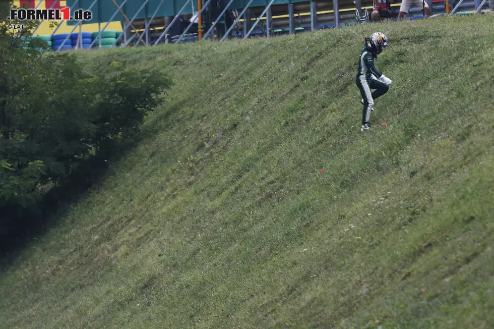 Foto zur News: Dieser Gang ist viel schwieriger als der zur Siegerehrung: Kamui Kobayashi hat gerade seinen Caterham wegen eines Problems mit dem Benzinsystem abgestellt und marschiert nun einsam in den Paddock zurück.