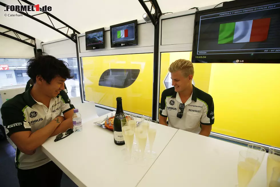 Foto zur News: Diese Herren haben Sorgen ganz anderer Art. Kamui Kobayashi, dass er nie weiß, wie lange er noch Formel 1 fahren darf. Marcus Ericsson, dass er sich sportlich nicht für höhere Aufgaben empfehlen kann. Aber nachträglich auf den 24. Geburtstag des Schweden anstoßen, dass muss trotzdem drin sein.