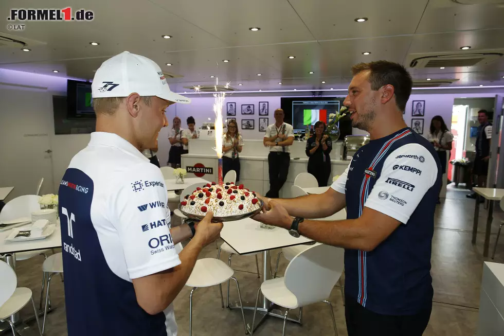 Foto zur News: Valtteri Bottas wird schon 25, hat aber auf der Karriereleiter gefühlt mehr als ein Jahr Vorsprung auf Ericsson. Vom Williams-Team gibt&#039;s zu diesem Anlass nicht nur eine Torte geschenkt, sondern auch einen neuen Vertrag.