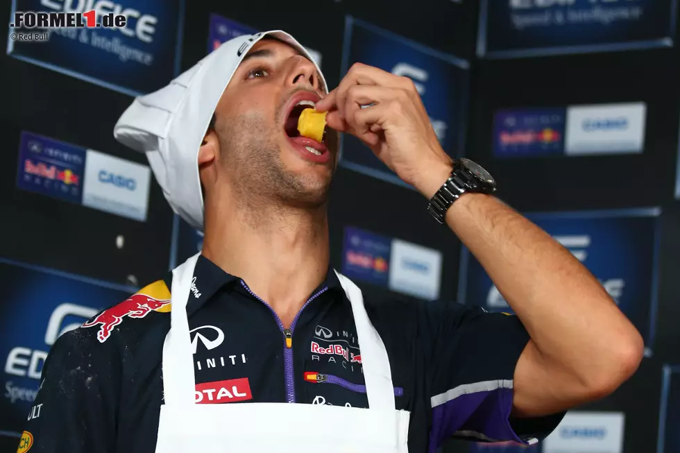 Foto zur News: Daniel Ricciardo ist ein weiterer Mann der Stunde in der Königsklasse, und dafür, dass er das mit der Stunde möglichst genau nehmen kann, sorgt der Uhrensponsor des Red-Bull-Teams. Für den tritt der Sonnyboy in Monza zum Kochduell gegen seinen Boss Christian Horner an - und lernt dabei Fakten wie: Es gibt in Italien mehr als 300 Sorten von Pasta. Aha.