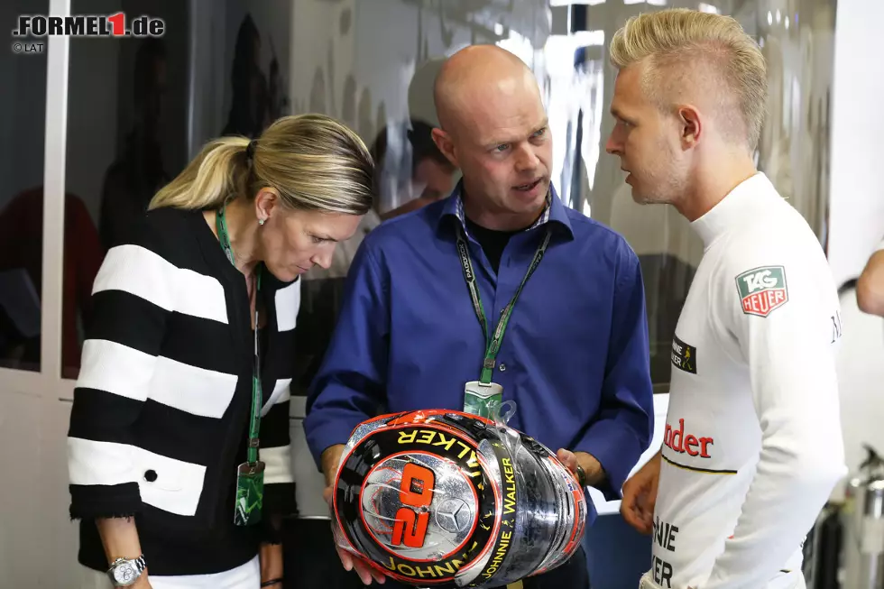 Foto zur News: Happy Family: Die Magnussens bewundern den neuen Helm ihres Sohnes Kevin. Jan war früher selbst Formel-1-Pilot (übrigens auch bei McLaren) und fährt immer noch Autorennen. Und Mama Christina hat sich längst dran gewöhnt.