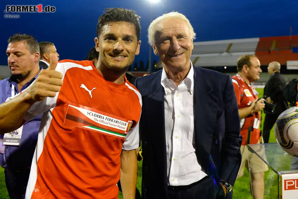 Foto zur News: Monza, das ist das Heimspiel der Scuderia Ferrari. Und die hat in Italien einige alte Bekannte: Giancarlo Fisichella etwa, hier beim Charity-Kick mit Giovanni &quot;Ich habe fertig&quot; Trapattoni. Zu späterer Stunde sollte sich Ferraris Le-Mans-Fahrer übrigens auch noch als DJ üben.