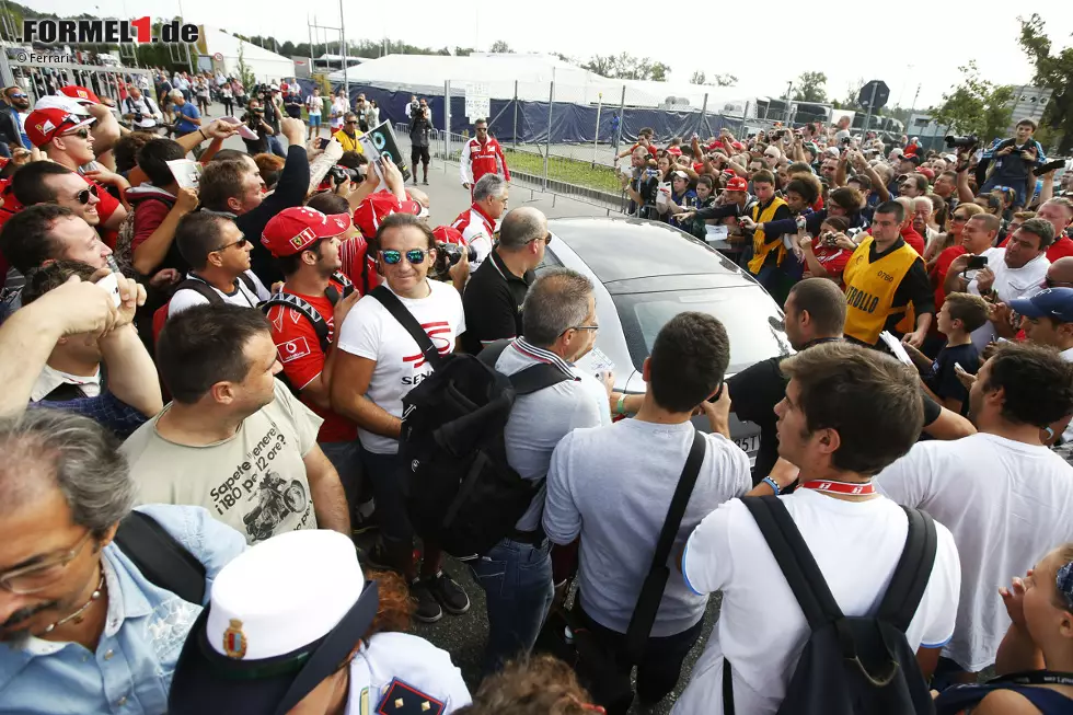 Foto zur News: Der Begeisterung der Tifosi tut das freilich keinen Abbruch. Für den Weg in den Paddock müssen Alonso und sein Beifahrer, Betreuer Fabrizio Borra, jeden Tag ein paar Minuten mehr einrechnen.