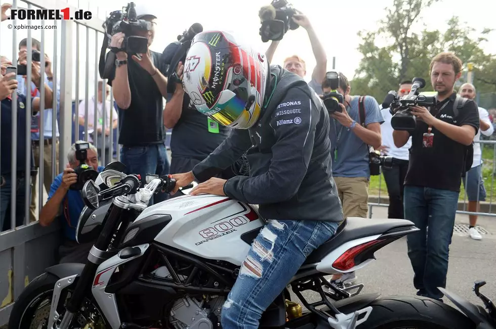 Foto zur News: Lewis Hamilton ist da schon schlauer und kommt mit dem Motorrad. Übrigens mit einem italienischen, einer MV Agusta Brutale 800 Dragster. Die Tifosi, das beweist der Trubel um ihn, würden ihn wohl am liebsten auch bald in einem italienischen Rennwagen sehen.