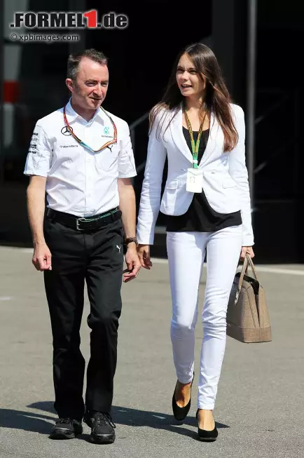 Foto zur News: Der schlaue Kopf hinter Hamiltons Mercedes-Erfolgen ist Paddy Lowe. Und die starke Frau hinter dem Mercedes-Mastermind ist Anna Danschina. Die um 20 Jahre jüngere Russin war früher Präsidentin der Russischen Gesellschaft an der britischen Eliteuniversität in Oxford.