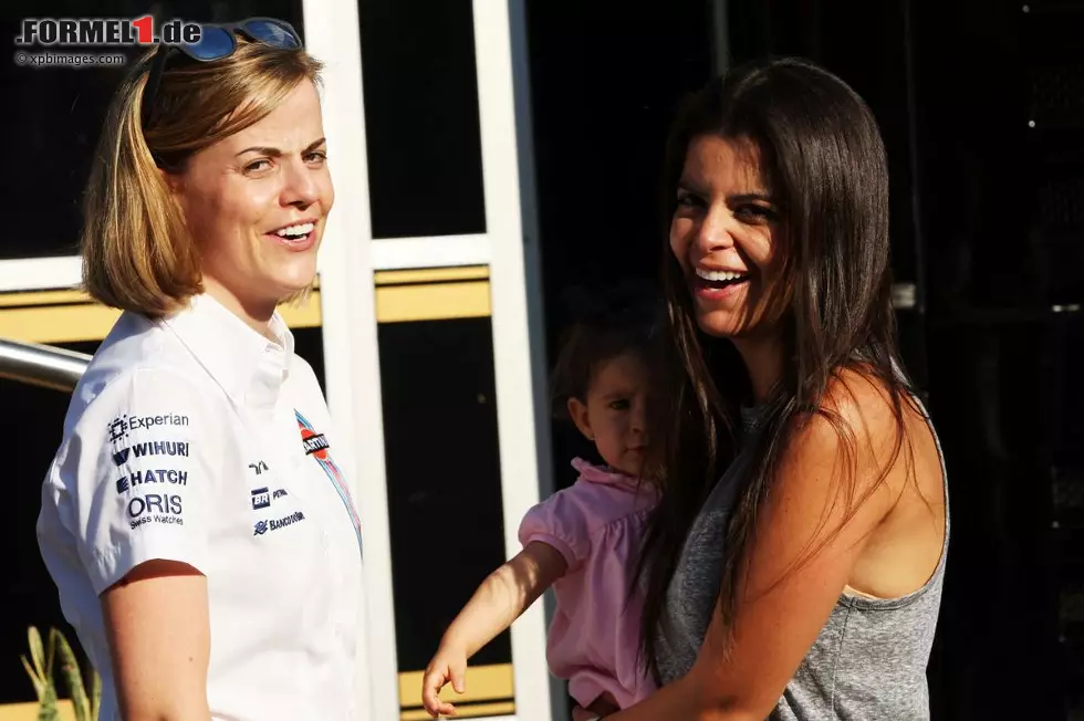 Foto zur News: Man kennt sich: Williams-Testfahrerin Susie Wolff und Gabriella Maldonado, Ehefrau des früheren Williams-Piloten Pastor Maldonado. Und Töchterchen Victoria Maldonado, im Paddock immer dabei, feiert im September ihren ersten Geburtstag.