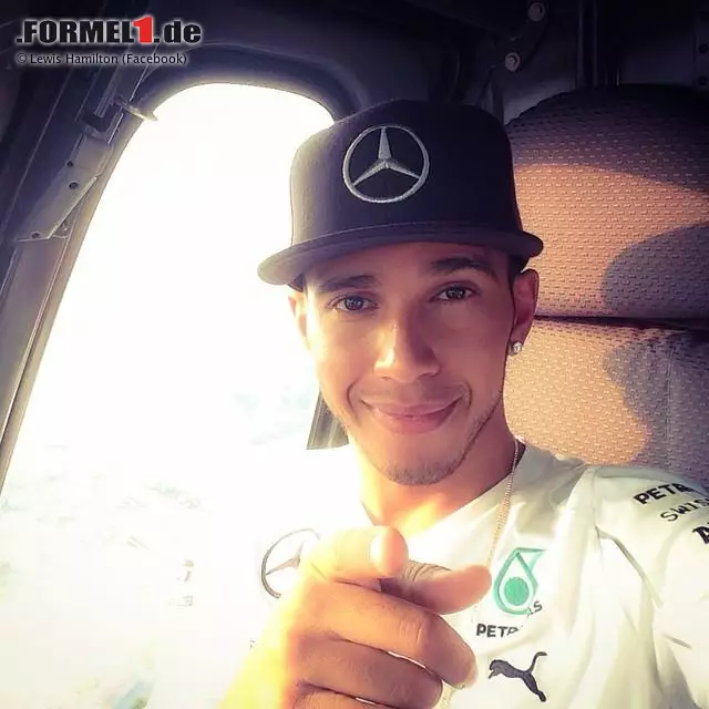 Foto zur News: Man gönnt sich ja sonst nichts: Lewis Hamilton bricht nach seinem Sieg mit dem Privatjet von Mailand aus auf. Wahrscheinliches Ziel: Nizza. Lächelt sich nicht schlecht, als frischgebackener Sieger des Italien-Grand-Prix.