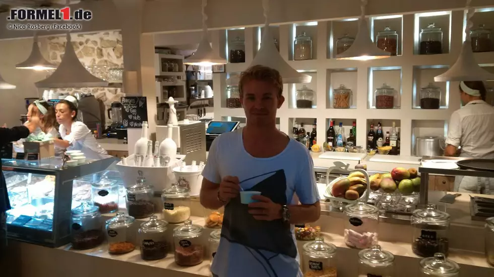 Foto zur News: 22:33 Uhr, Sonntagabend nach dem Grand Prix von Italien: Rosberg scheint den ersten Frust verdaut zu haben und löffelt in Vivi&#039;s Creamery auf Ibiza einen Eisbecher. Den gab&#039;s für die weltweite Werbung durch das Facebook-Posting wahrscheinlich sogar gratis, oder?