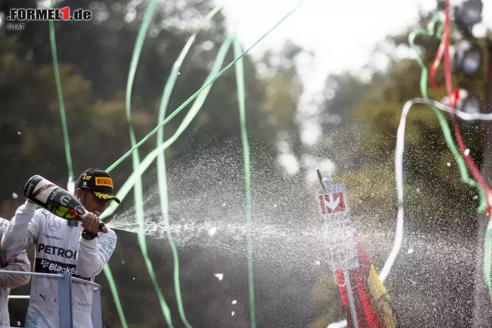 Foto zur News: As (Spanien): &quot;Sechster Sieg Hamiltons und erste Aufgabe Alonsos. Der Brite gewinnt in Monza vor Rosberg und Massa in einem desaströsen Grand Prix für Ferrari. Alonso musste in der 29. Runde aufgeben, der Sieger war ein anderer, Lewis Hamilton. Der Engländer nutzte zwei enorme Fehler von Nico Rosberg, der wohl Bremsprobleme hatte.&quot;