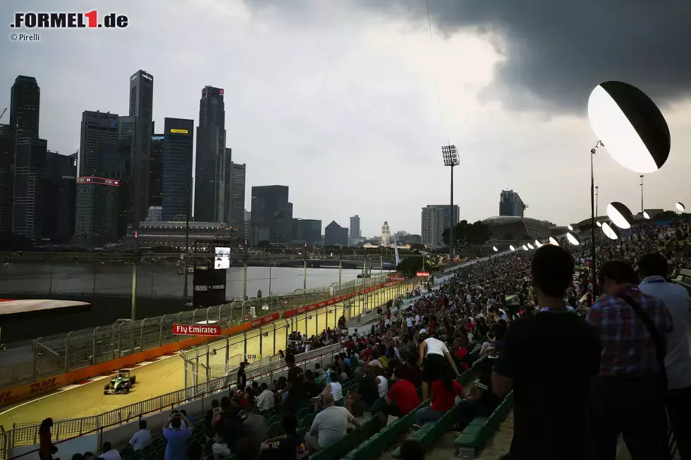 Foto zur News: 85.000 Zuschauer lassen sich das Nachtrennen nicht entgehen. Einzigartig in Singapur: Die Strecke führt unter einer Tribüne durch.