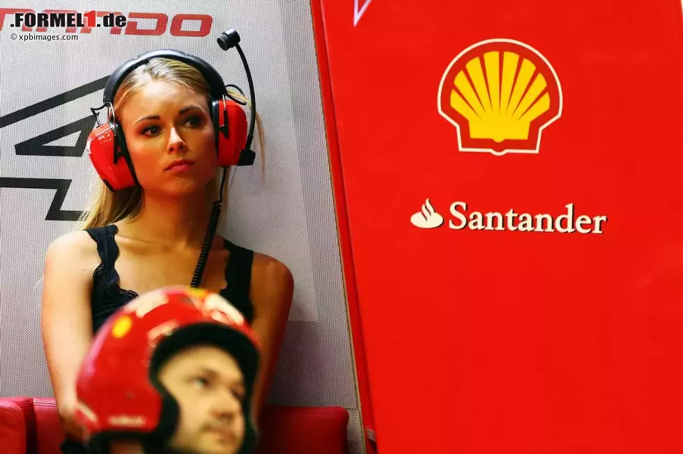 Foto zur News: Wenn wir schon bei Blondinen sind: Dascha Kapustina, die Freundin von Fernando Alonso, drückt ihrem Liebsten in der Ferrari-Box die Daumen.