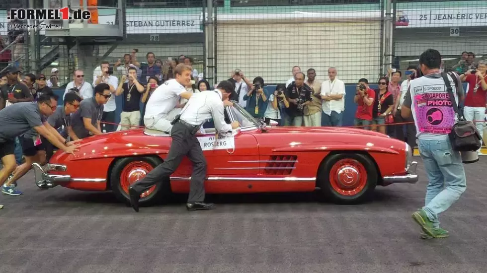 Foto zur News: Schlechtes Omen für Nico Rosberg: Sein Oldtimer für die Fahrerparade braucht Starthilfe. Das sollte den WM-Leader eineinhalb Stunden später auch im Silberpfeil verfolgen...