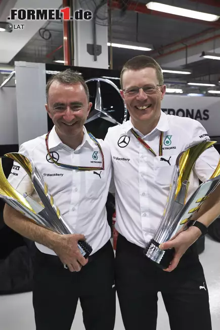 Foto zur News: Die Masterminds hinter den Mercedes-Triumphen: Paddy Lowe (Chassis) und Andy Cowell (Antrieb) mit den Siegerpokalen von Singapur.