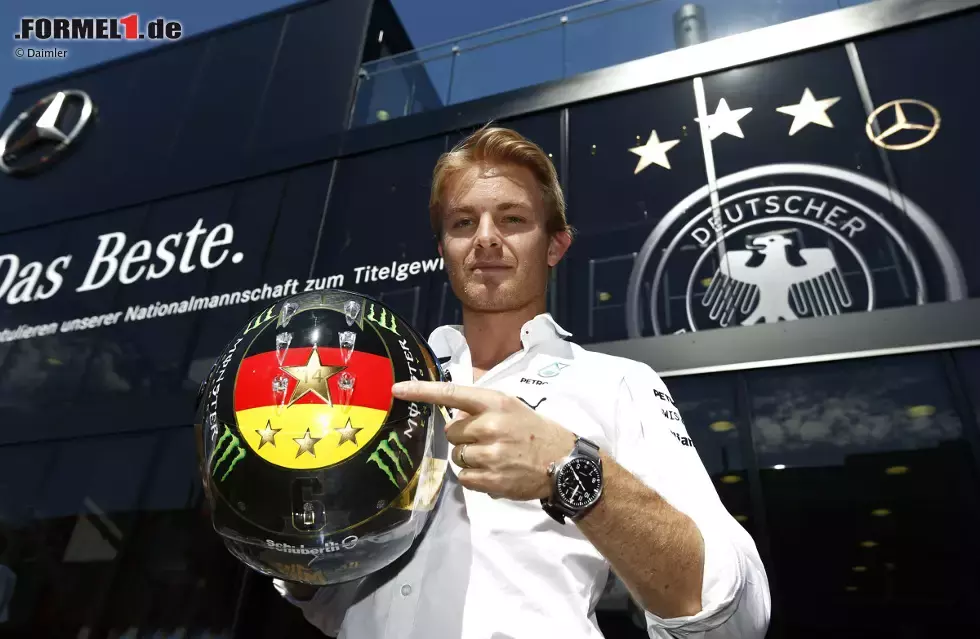 Foto zur News: Nur sein Plan, mit WM-Pokal am Helm zu fahren, wird von der FIFA durchkreuzt. Um rechtliche Konsequenzen zu vermeiden, respektiert Rosberg die Ermahnung des Verbandes und ersetzt den Pokal durch den vierten Stern. Der am im DFB-Look daherkommenden Silberpfeil-Motorhome übrigens ganz &quot;in Mercedes&quot; strahlt.