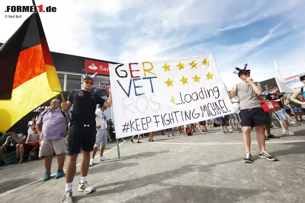 Foto zur News: Vier Sterne für Deutschland, vier für Vettel, schon sieben für Schumi, dessen Frau Corinna sich zumindest im Programmheft zu Wort meldet: Hockenheim denkt an seine Helden. Nur Nico Rosberg hat noch ein bisschen Arbeit vor sich.