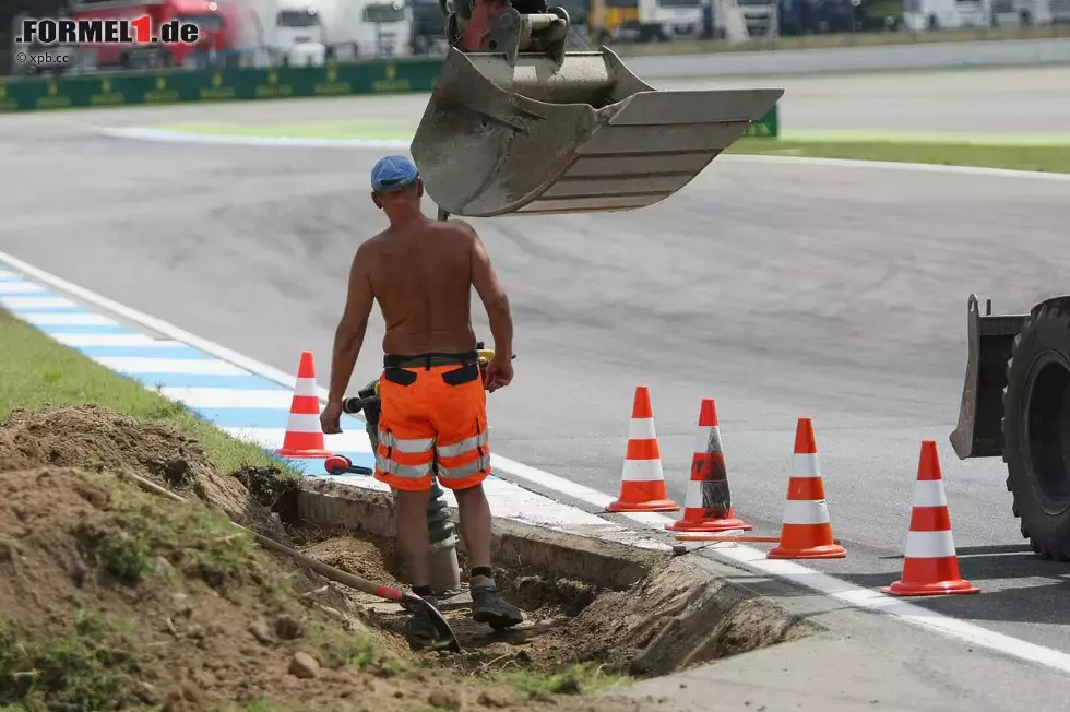 Foto zur News: Genau wie dieser junge Mann, der die Rennstrecke auf Vordermann bringt. Warum hier so kurz vor Trainingsbeginn noch einmal aufgegraben wird, entzieht sich aber unserer Kenntnis.