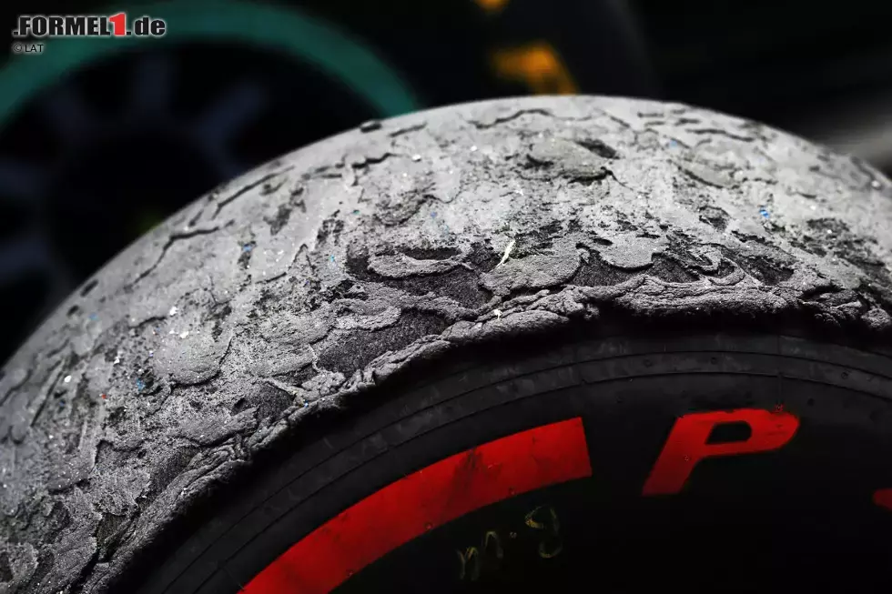 Foto zur News: Superweich ist halt zu weich: So sieht ein Pirelli-Reifensatz nach einem Stint aus. Auf der an und für sich schon abgefahrenen Lauffläche kleben lose Gummistücke, die vom Asphalt wieder aufgesammelt werden.