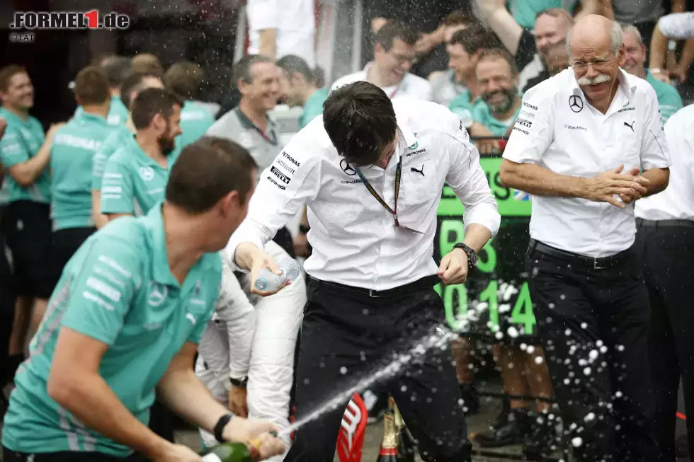 Foto zur News: Wenn ein Sieg gefeiert wird, müssen auch die obersten Chefs dran glauben: Toto Wolff und Dieter Zetsche nehmen die Champagnerdusche nach Nico Rosbergs Erfolg aber gern in Kauf. Es ist der erste Heimsieg eines Deutschen in einem deutschen Rennauto seit 75 Jahren!