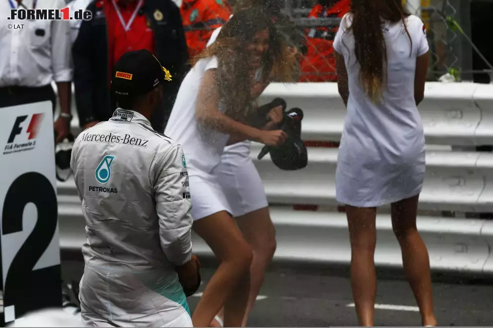 Foto zur News: The Times (Großbritannien): &quot;Rosberg schlägt Hamilton nach dem Qualifying-Streit. Nicole Scherzinger ist ein Popstar und keine Krankenschwester, aber sie musste Lewis Hamilton nach dessen psychologischen Niederschlag durch seinen Teamkollegen heilen.&quot;