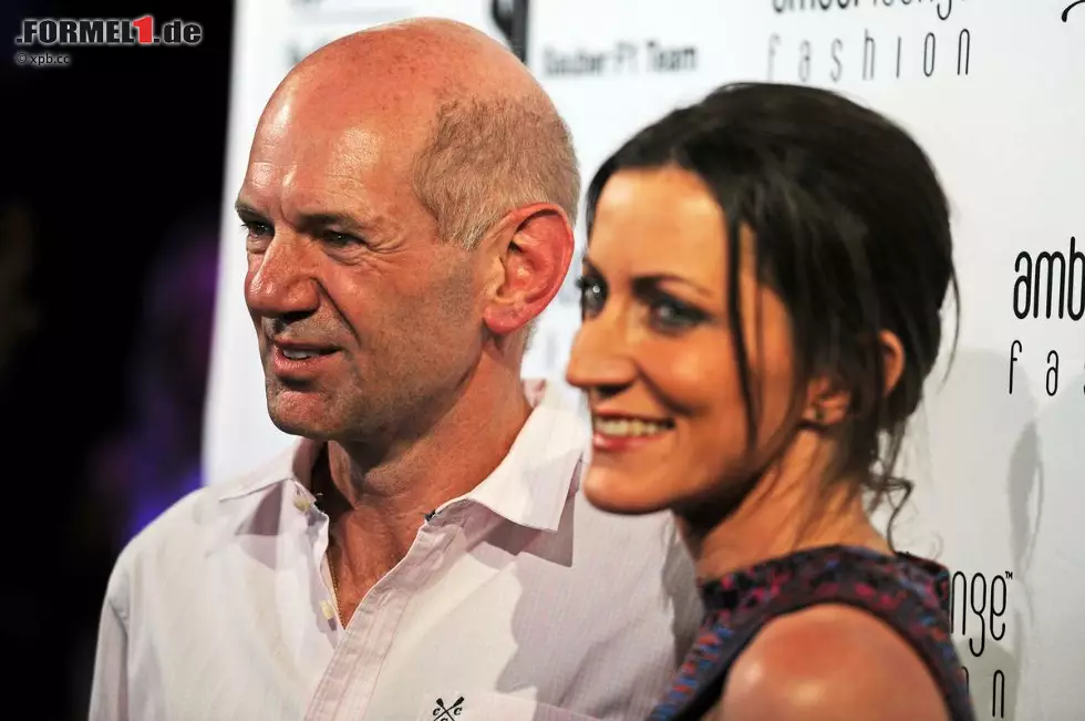 Foto zur News: Red-Bull-Stardesigner Adrian Newey mit seiner neuen Lebensgefährtin Amanda Smerczak. Ex-Ehefrau Marigold war immer gegen einen Umzug nach Italien und verhinderte so einen Transfer zu Ferrari. Zumindest diese Hürde ist auf dem Weg nach Maranello schon mal aus dem Weg geräumt. Angeblich bietet Ferrari dem Briten eine sagenhafte Jahresgage von 20 Millionen Dollar.