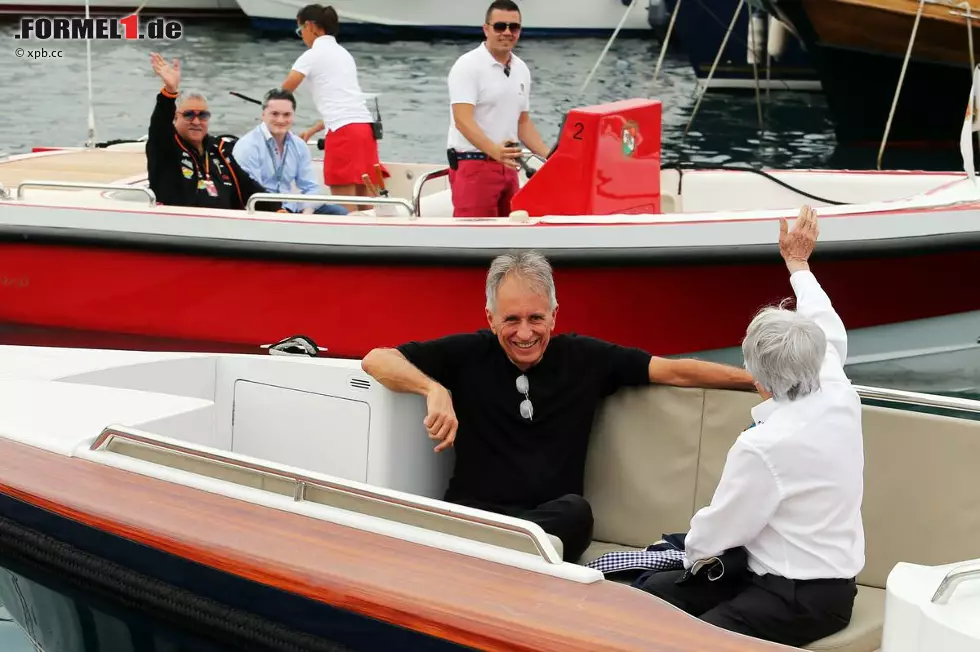 Foto zur News: So grüßen sich Milliardäre: Force-India-Teamchef Vijay Mallya winkt von einem Beiboot dem Formel-1-Boss Bernie Ecclestone zu. &quot;Na, Bernie, kommst du heute Abend zu meiner Party?&quot;