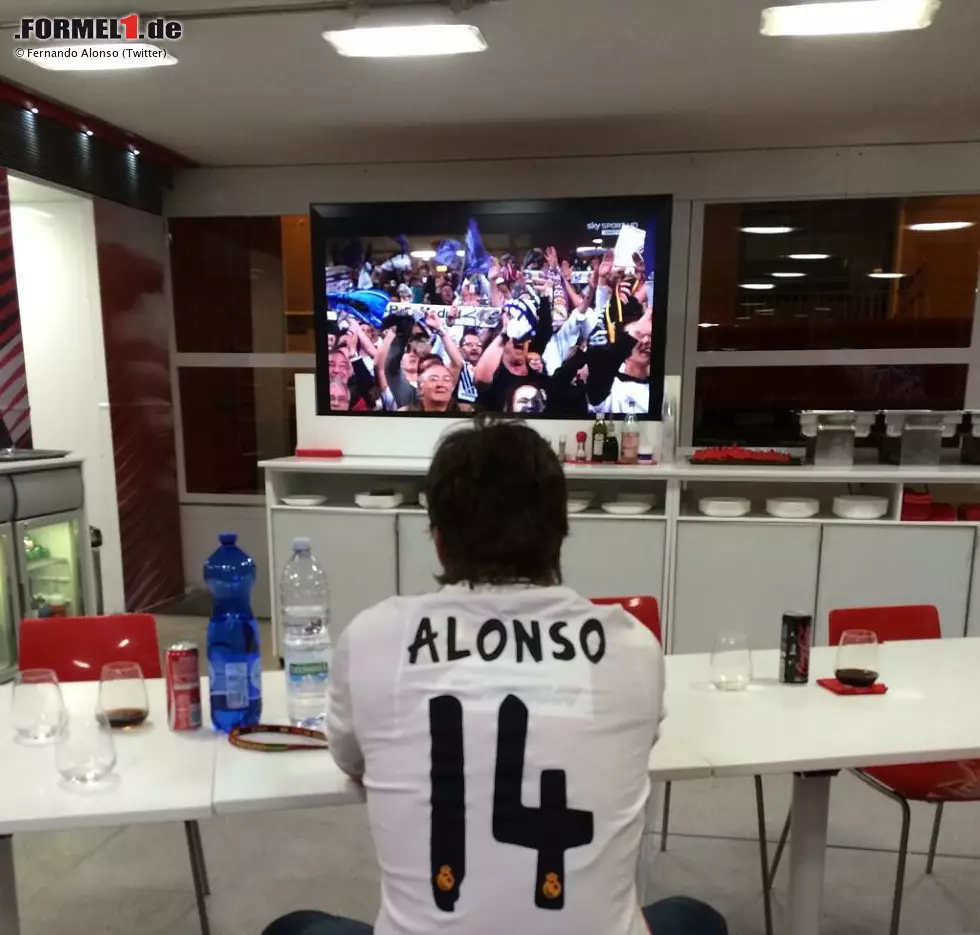 Foto zur News: Auch eines der Highlights des Wochenendes, zumindest für Fernando Alonso: das Champions-League-Finale zwischen Atletico Madrid und Real Madrid. Wie man sieht, fiebert der Spanier mit dem richtigen Team - und er scheint mit der Rückennummer 14 auch so eine Art Vorahnung zu haben, denn das Match endet 1:4 (nach Verlängerung) für Real.