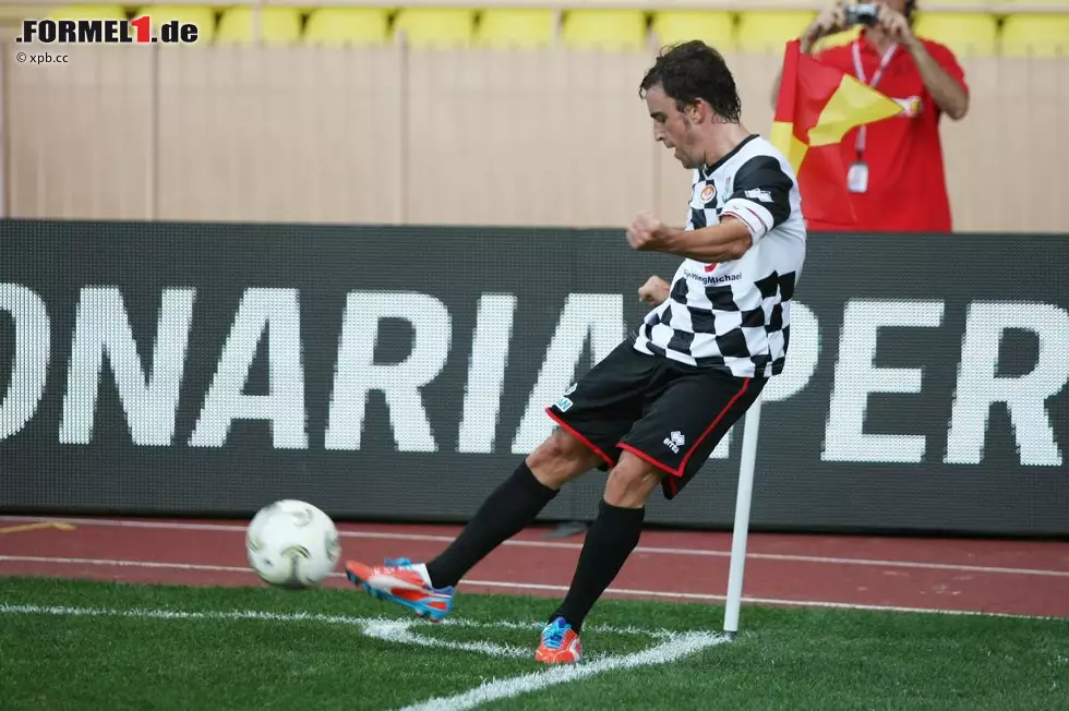 Foto zur News: Im Stade Louis II läuft Alonso übrigens auch selbst auf, wie so oft mit der Rennfahrerauswahl Nazionale Piloti. Allerdings bleibt er diesmal ohne Torerfolg. Die Ehrentreffer bei der 2:3-Niederlage gegen das Promi-Team von Fürst Albert gelingen Daniil Kwjat und Maro Engel.