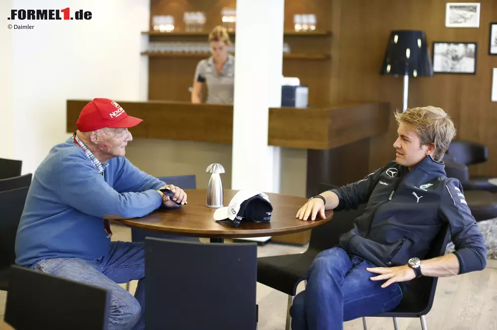 Foto zur News: Gesprächsbedarf: Nach dem kontroversen Qualifying mit Rosbergs (absichtlichem?) Verbremser bei Mirabeau ist Mercedes-Boss Niki Lauda gefragt. Der Österreicher kann die Spannungen zwischen seinen beiden Fahrern zwar nicht aus der Welt schaffen, aber zumindest kommt es im Rennen nicht zum von Lewis Hamilton angekündigten Rammstoß (&quot;Ich mach&#039;s wie Senna!&quot;). Und Lauda kann nun mit Fug und Recht behaupten: &quot;Ich bin mein Geld wert!&quot;