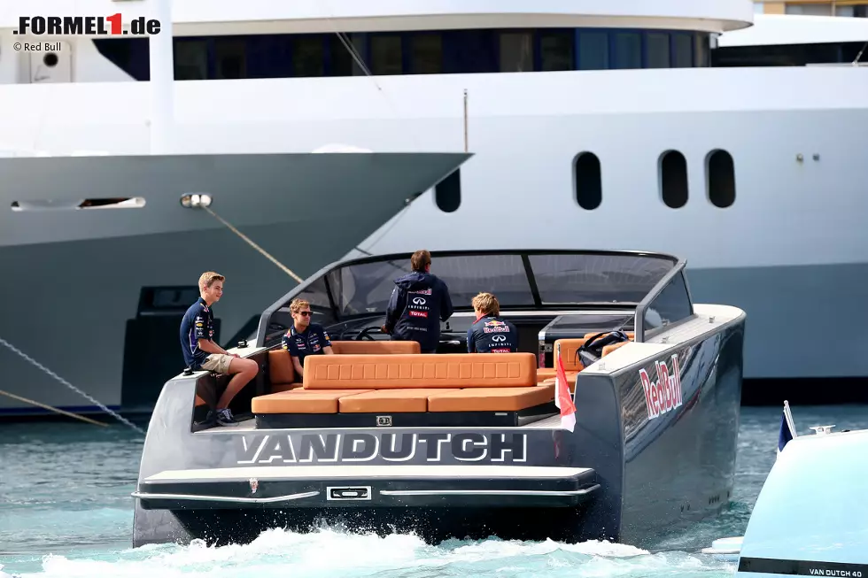 Foto zur News: So kommt man als Weltmeister im Paddock an: Sebastian Vettel lässt sich mit einem luxuriöseren Boot, als es selbst Bernie Ecclestone besitzt, zur Arbeit bringen, ...