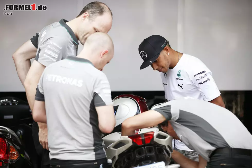 Foto zur News: ... während Lewis Hamilton mit seinem neuen Motorrad daher rauscht. Das lässt er natürlich gleich mal von den Mercedes-Mechanikern begutachten. Vielleicht kann man ja noch ein paar PS mehr rauskitzeln!