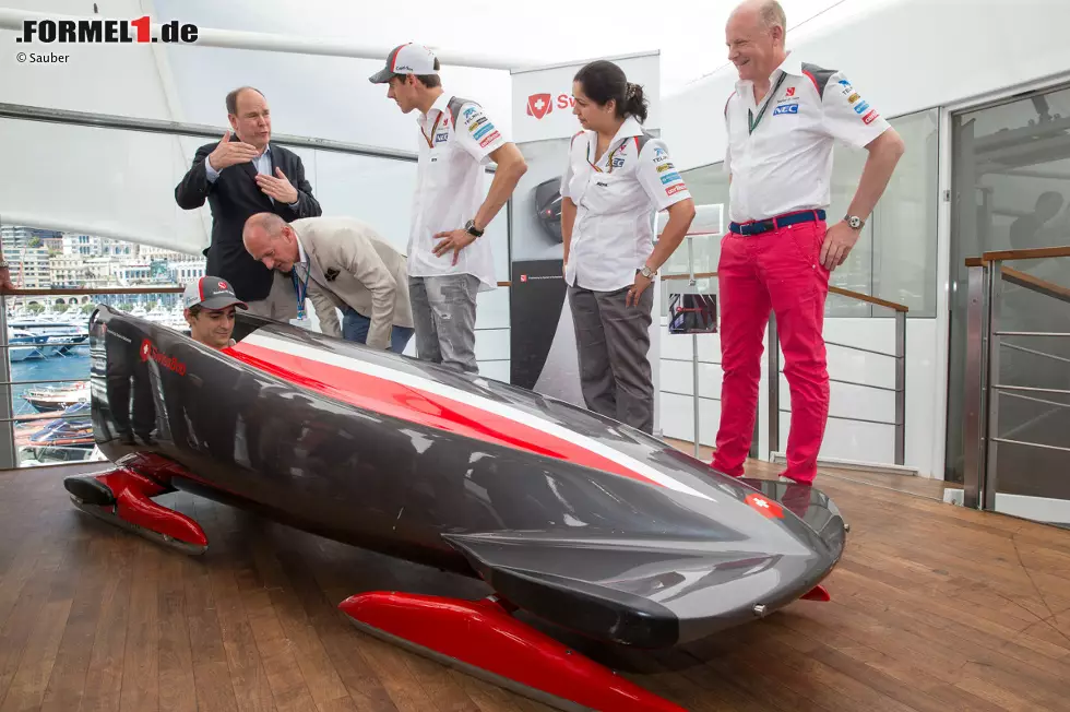 Foto zur News: Fürst Albert kann seinerseits bald mit dem Bob fahren, den ihm das Sauber-Team geschenkt hat. Was viele Formel-1-Fans nicht wissen: Vor seiner Thronbesteigung nahm er zwischen 1988 und 2002 fünfmal an Olympischen Winterspielen teil. In Calgary 1988 belegte er im Zweierbob den 25. Platz.