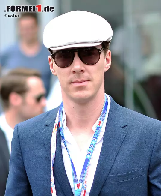 Foto zur News: &quot;Sherlock Holmes&quot; Benedict Cumberbatch macht nicht nur als Promi-Fan gute Figur, sondern auch als Interviewer nach dem Rennen. In Monaco übrigens ausnahmsweise nicht auf dem Podium, sondern vor der Fürstenloge.