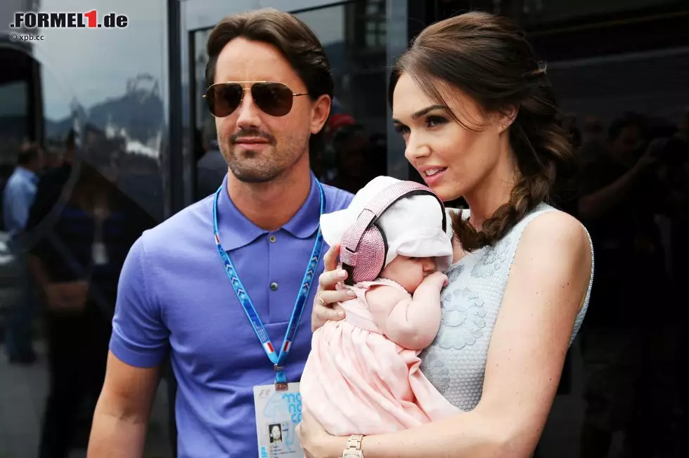 Foto zur News: Bernie-Tochter Tamara Ecclestone mit ihrem Ehemann Jay Rutland und Töchterchen Sophia. Den Gehörschutz (der offenbar mit Diamanten besetzt ist) hätte sich Tamara aber gut und gerne sparen können, denn im Turbo-Zeitalter ist die Formel 1 die leiseste der vielen Rennserien im Monaco-Programm.