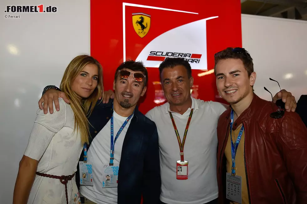 Foto zur News: Hoher Motorsport-Besuch bei Ferrari: Die frühere Miss Italien Eleonora Pedron mit ihrem Lebensgefährten Max Biaggi, Jean Alesi und Jorge Lorenzo. Letzterer hat in der MotoGP-WM geschafft, woran Biaggi kläglich gescheitert ist: Valentino Rossi zu besiegen.