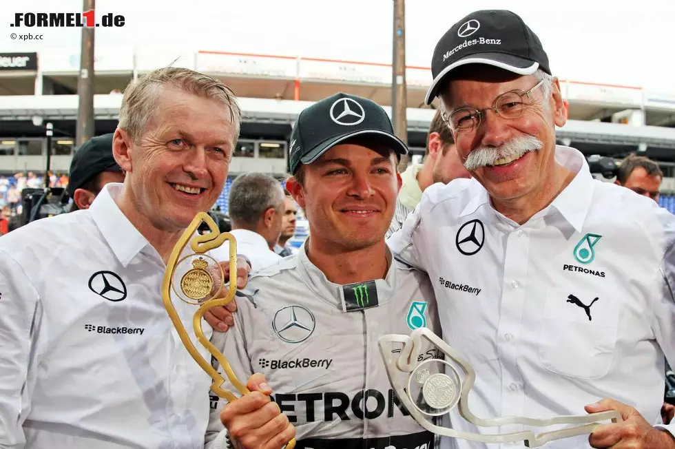 Foto zur News: In Barcelona hat Daimler-Konzernchef Dieter Zetsche noch Lewis Hamilton umarmt und Nico Rosberg links liegen gelassen, aber nach dem Sieg beim Klassiker in Monaco ist das vergeben und vergessen. Neben Zetsche gratuliert diesmal auch noch Vorstand Thomas Weber, für den der fünfte Doppelerfolg im sechsten Saisonrennen ein vorgezogenes Geburtstagsgeschenk ist.