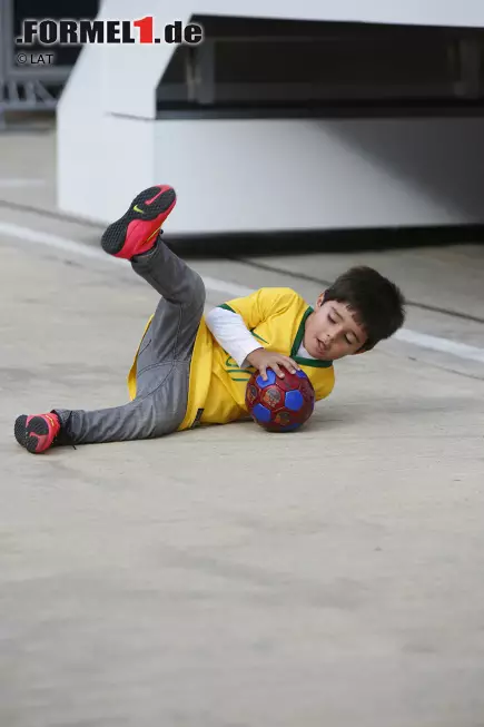 Foto zur News: Felipinho Massa übt schon mal. Noch reicht&#039;s nicht ganz, um Neymar zu ersetzen, aber vielleicht kann er der &quot;Selecao&quot; ja irgendwann mal helfen. Wohl eher als Goalie denn als Stürmerstar, wie es aussieht.