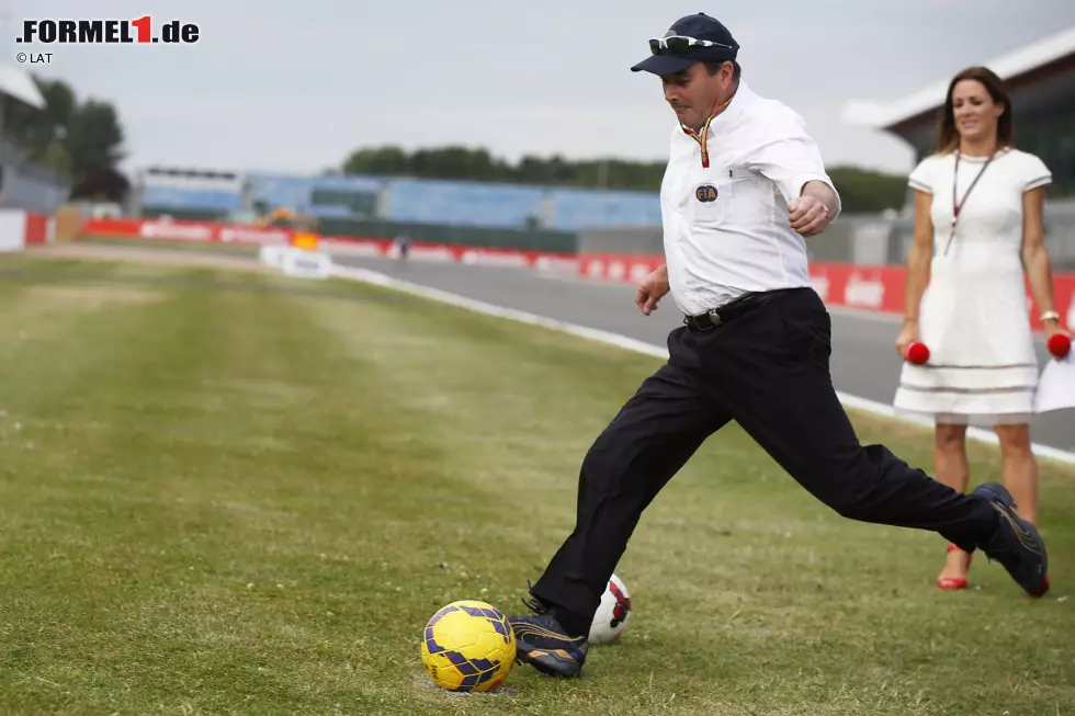 Foto zur News: Silverstone war immer seine große &quot;Gartenparty für 200.000&quot;: Nigel Mansell sitzt inzwischen nicht mehr am Steuer, sondern als FIA-Steward in der Rennleitung. Und ist für jeden Blödsinn zu haben.