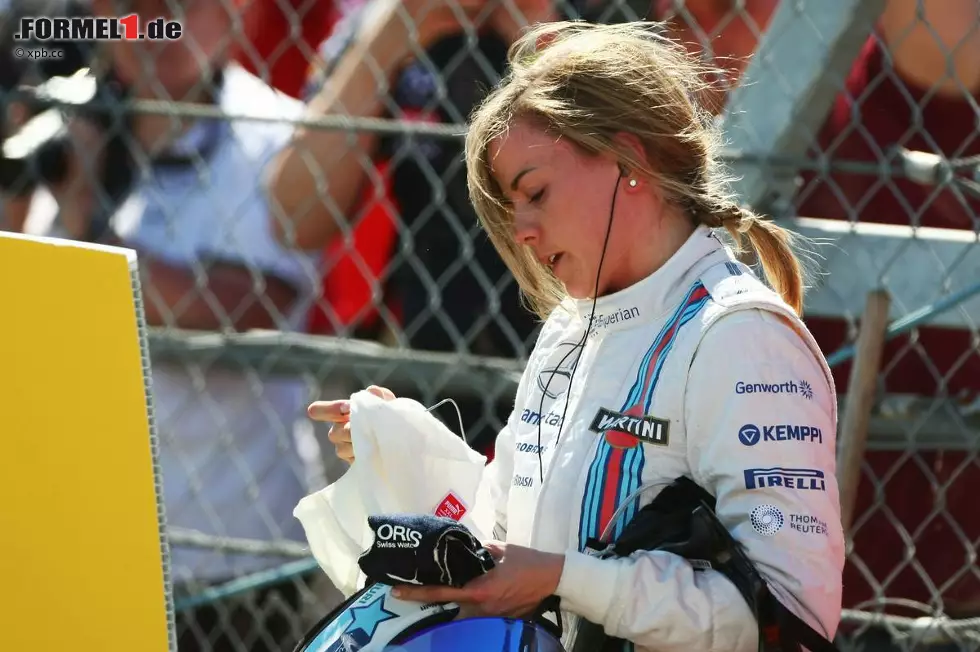 Foto zur News: Sie könnte mit Martini am ehesten ihren Frust runterspülen: Susie Wolffs Freude über das Formel-1-Debüt an einem Rennwochenende dauert nicht einmal zwei Runden. Ausgerechnet der Mercedes-Motor lässt sie im Stich. &quot;Das gibt am Abend Ärger zu Hause&quot;, befürchtet ihr Ehemann Toto Wolff, seines Zeichens Mercedes-Sportchef.