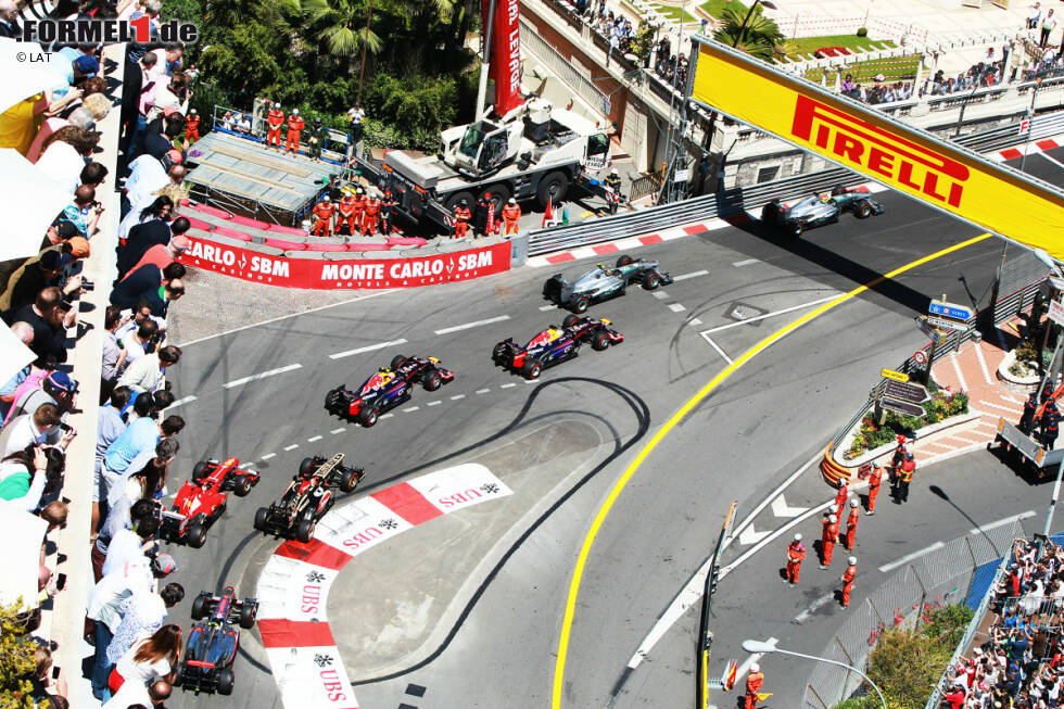 Foto zur News: Hamilton reizt dabei das Risiko: &quot;Auf der Strecke in Monte Carlo zu fahren, ist ein haarsträubendes Erlebnis. Es ist die härteste Achterbahn, die du dir vorstellen kannst! Los geht es schon in Kurve 1 . Dort ist es ziemlich schwierig, den Bremspunkt zu finden. Gleichzeitig gibt es auf der Anfahrt einige Bodenwellen, die es noch schwieriger machen. Du bremst am Kurveneingang stark ab und geht am Ausgang sofort wieder aufs Gas: Dann geht es den Berg hinauf zu den Kurven 2 und 3. Dies ist eine sehr spannende Streckenpassage, da du die Kurven nicht kommen siehst. Du musst deine Linie genau kennen und perfekt treffen.&quot;