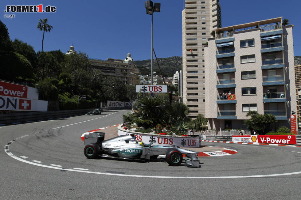 Foto zur News: Dass es dann erst einmal langsam wird, weiß auch Nico Rosberg: &quot;Du bist an beiden Seiten von den Leitplanken umgeben und fährst pausenlos am Limit. Dabei kannst du nicht weit vorausblicken - das bedeutet, dass du einen Großteil der Strecke aus dem Gedächtnis fahren musst. Du musst wissen, welche Kurven als nächstes anstehen. Eine der Schlüsselstellen ist die Haarnadel: Es ist die langsamste Kurve des gesamten Jahres und extrem schwierig, sie richtig zu treffen.&quot;