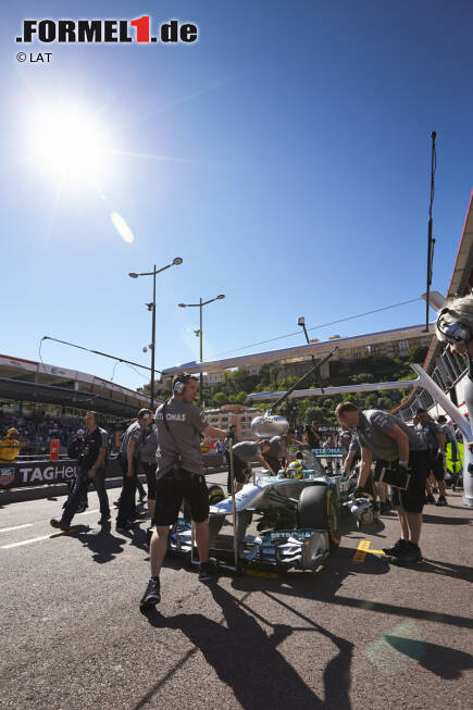 Foto zur News: Die spezielle Strecke fordert auch eine spezielle Vorbereitung. &quot;Du benötigst ein weiches Setup, darfst es dabei aber nicht übertreiben&quot;, so Rosberg. &quot;Gleichzeitig brauchst du den maximal möglichen Abtrieb. Das Fahrverhalten könnte in diesem Jahr eine besondere Rolle spielen. Die Turbo-Autos sind ganz anders als ihre Vorgänger. Sie können in bestimmten Kurven schwieriger zu fahren sein, und das merkst du auf einem Straßenkurs wie in Monaco viel mehr.&quot;