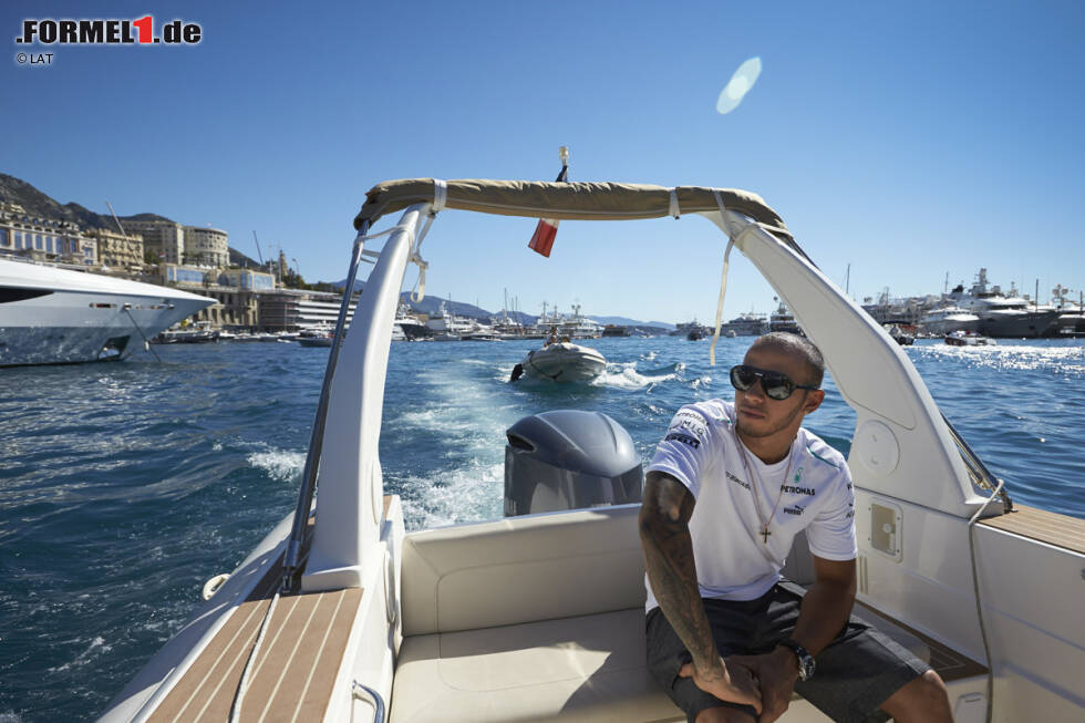 Foto zur News: Bei allen Schwierigkeiten bleibt jedoch die Vorfreude auf den sechsten Grand Prix der Saison 2014. &quot;Monaco ist einfach unglaublich&quot;, so Hamilton. &quot;Als Kind träumst du davon, mit dem Rennwagen durch den Tunnel zu fahren, und es ist ein absolut fantastisches Gefühl, dies in der Realität zu erleben. Ich habe dort in der Formel 3, der GP2 und 2008 auch in der Formel 1 gewonnen. Es ist eine echte Fahrerstrecke und nach Silverstone ein zweites Heimrennen für mich. Ich bin heiß darauf, dort erneut ein gutes Wochenende zu erleben.&quot;