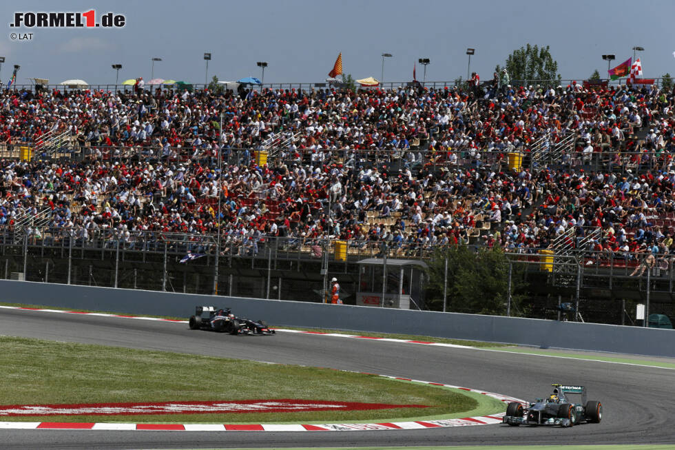 Foto zur News: Wird sich der starke Mercedes auch in Spanien wieder so deutlich absetzten können? Hamilton ist noch nicht fertig mit seiner Streckenbeschreibung: &quot;Auf eine weitere DRS-Zone folgt eine starke Bremszone für die enge Linkskurve zehn, in welcher die Hinterreifen stark belastet werden. Dann geht es schnell links herum durch Kurve elf und direkt in die Rechtskurve zwölf. Diese Kurve mit doppeltem Scheitelpunkt muss man wie ein &#039;v&#039; fahren. Danach geht es in den letzten Streckenabschnitt.&quot;