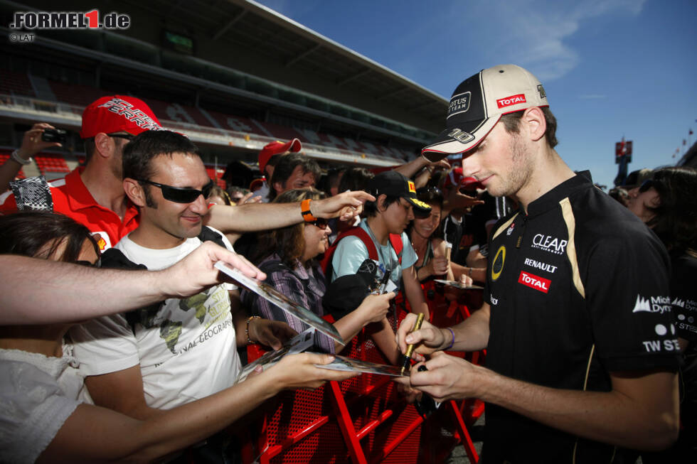 Foto zur News: Auch Romain Grosjean hat es gern, wenn er bei Autogrammwünschen keine großen Sprachbarrieren überwinden muss: &quot;Es ist immer nett, den europäischen Fans zu begegnen. Ich freue mich, wieder nach Barcelona zurückzukehren. Ich habe ein paar gute Erinnerungen an diesen Kurs auf dem ich 2012 Vierter geworden bin. Es ist eine Strecke, die jeder sehr gut kennt.&quot;