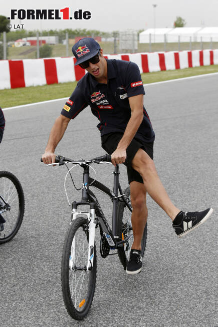 Foto zur News: Boxennachbar Daniel Ricciardo freut sich schon auf die nächste Gelegenheit, seinen Teamkollegen zu ärgern: &quot;Ich habe das Fahren auf dem Circuit de Catalunya immer genossen und finde, dass es eine tolle  Strecke ist. Der Kurs hat von Allem etwas, weswegen er so beliebt zum Testen ist. Der erste Sektor ist recht nett durch seine fließenden Kurvenkombinationen. Der zweite Sektor ist ein weniger technischer, aber auch sehr interessant. Der letzte Sektor ist schließlich nicht mehr so gut. Man kann verstehen, warum sie den geändert haben, aber ich nehme an, dass das alte Layout aufregender war.&quot;