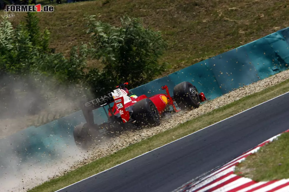 Foto zur News: 2009 ist das Schicksalsjahr des Ferrari-Piloten Massa. Bei einem Unfall während des Qualifyings in Ungarn zieht er sich eine Schädelverletzung zu, muss notoperiert werden und den Rest der Saison abhaken. Zwar kann er schnell wieder vollkommen genesen, an die Leistung vor diesem Ereignis vermag er aber nicht wieder anknüpfen. Durch diese Erfahrung kann Massa jedoch in Ansätzen nachvollziehen, was Schumacher und seine Familie durchmachen müssen.